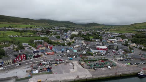 puerto de dingle y ciudad condado de kerry irlanda vista aérea de drones