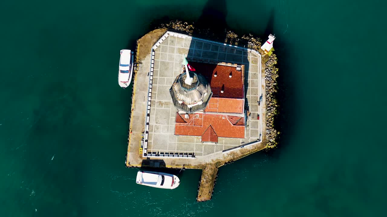 воздушный вид на башню девы, также известную как башня леандра из стамбула.