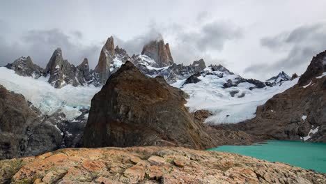 video de lapso de tiempo del monte fitz roy y las nubes arriba