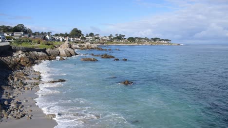 Pacific-Grove,-Lovers-Point,-Wellen-Entlang-Der-Küste