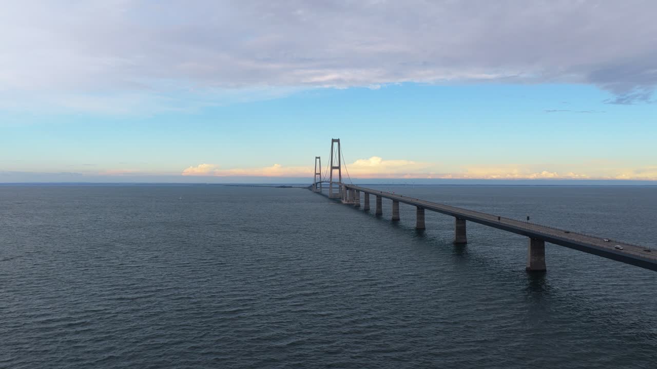 Storebæltsbroen i Danmark, en havovergang til vejtrafik