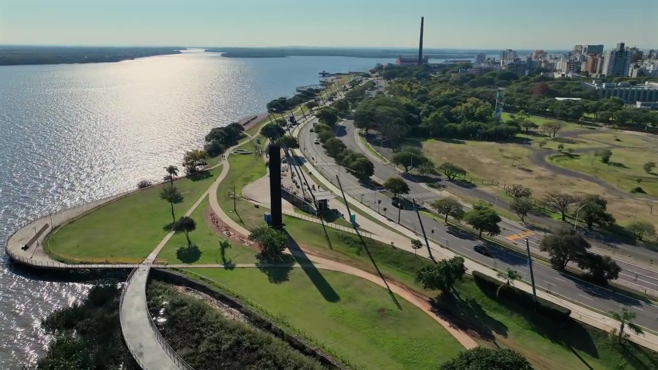 Lungomare curvo di Porto Alegre con passeggiata lungo il fiume, skyline della città e Rio Guaíba