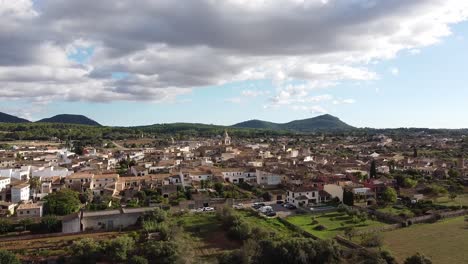 algaida, una ciudad en mallorca vista desde el aire