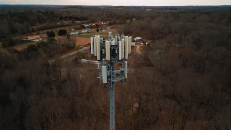disparo aéreo que se acerca a la torre de telefonía celular rodeada de bosque