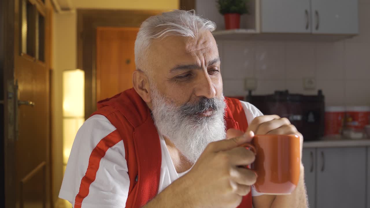 hombre feliz bebiendo su café en un estado de ánimo agradable.