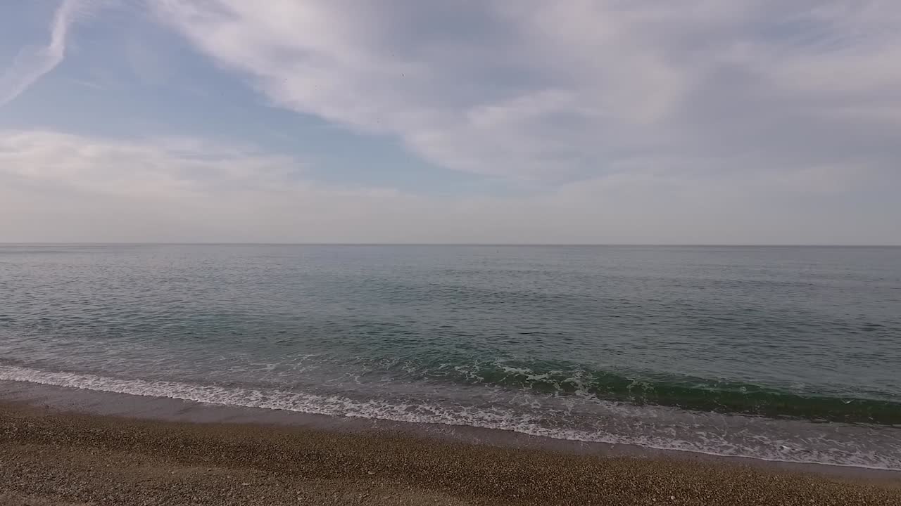 drone volando sobre la playa y el mar cerca