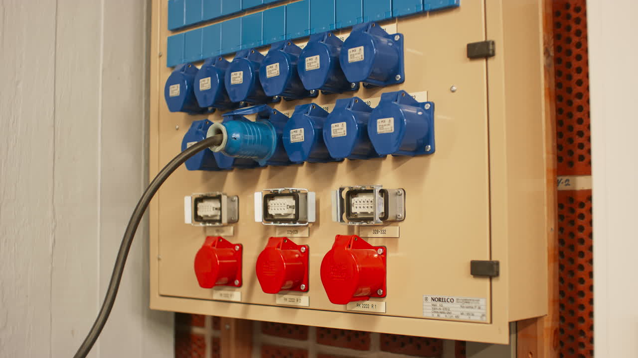 panel eléctrico con conectores trifásicos azules 16a y rojos 32a y caja de distribución