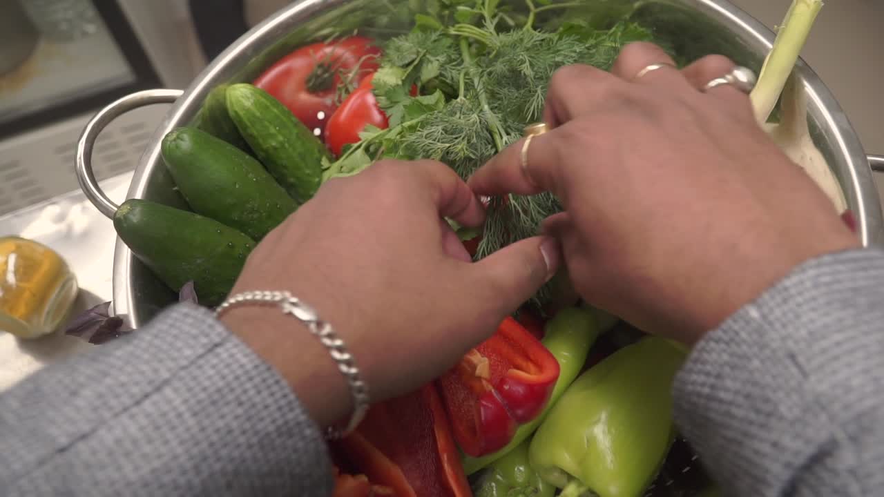 채소 요리를 준비하는 것