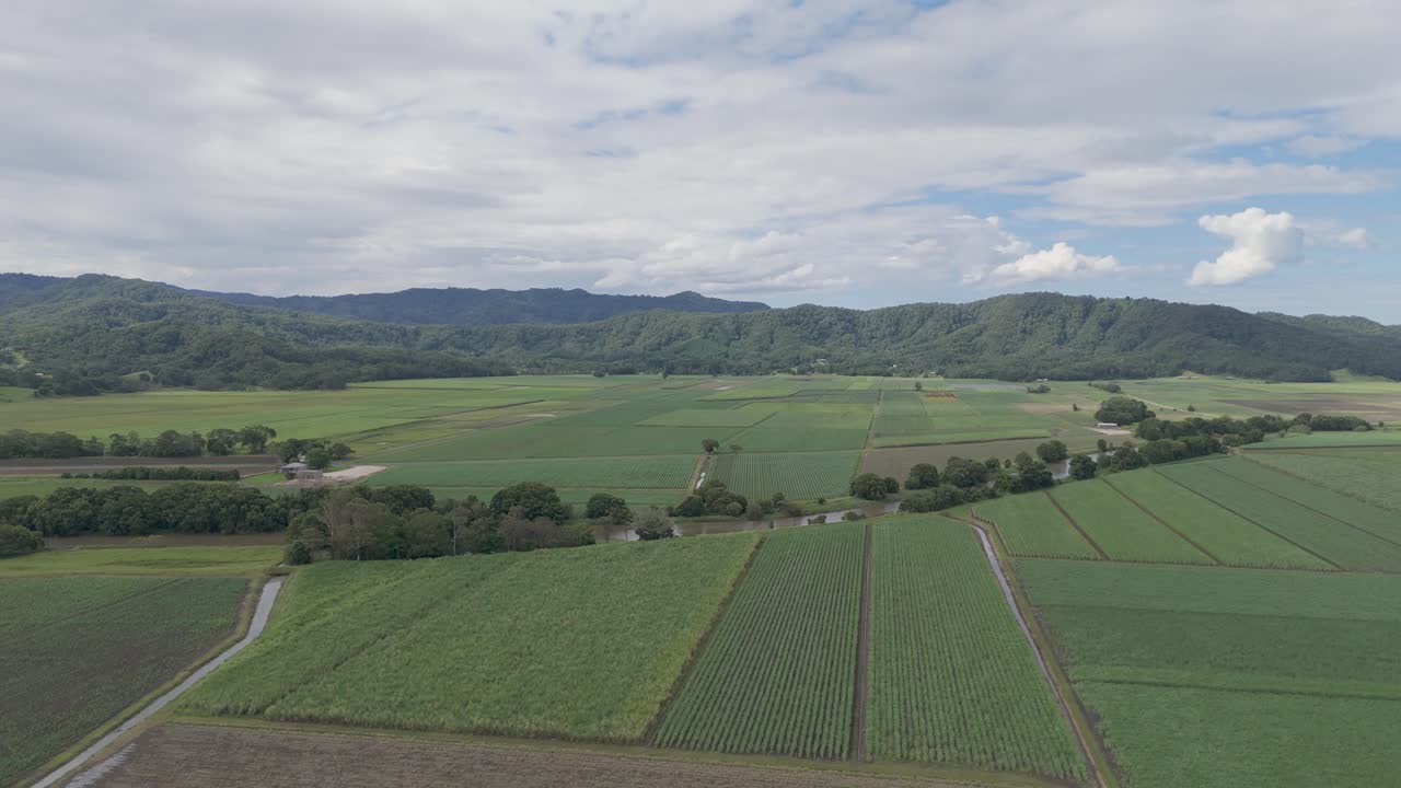 campos expansivos bajo un cielo nublado