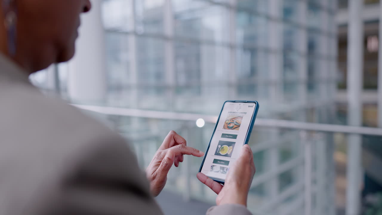 manos, teléfono y compras en línea de alimentos