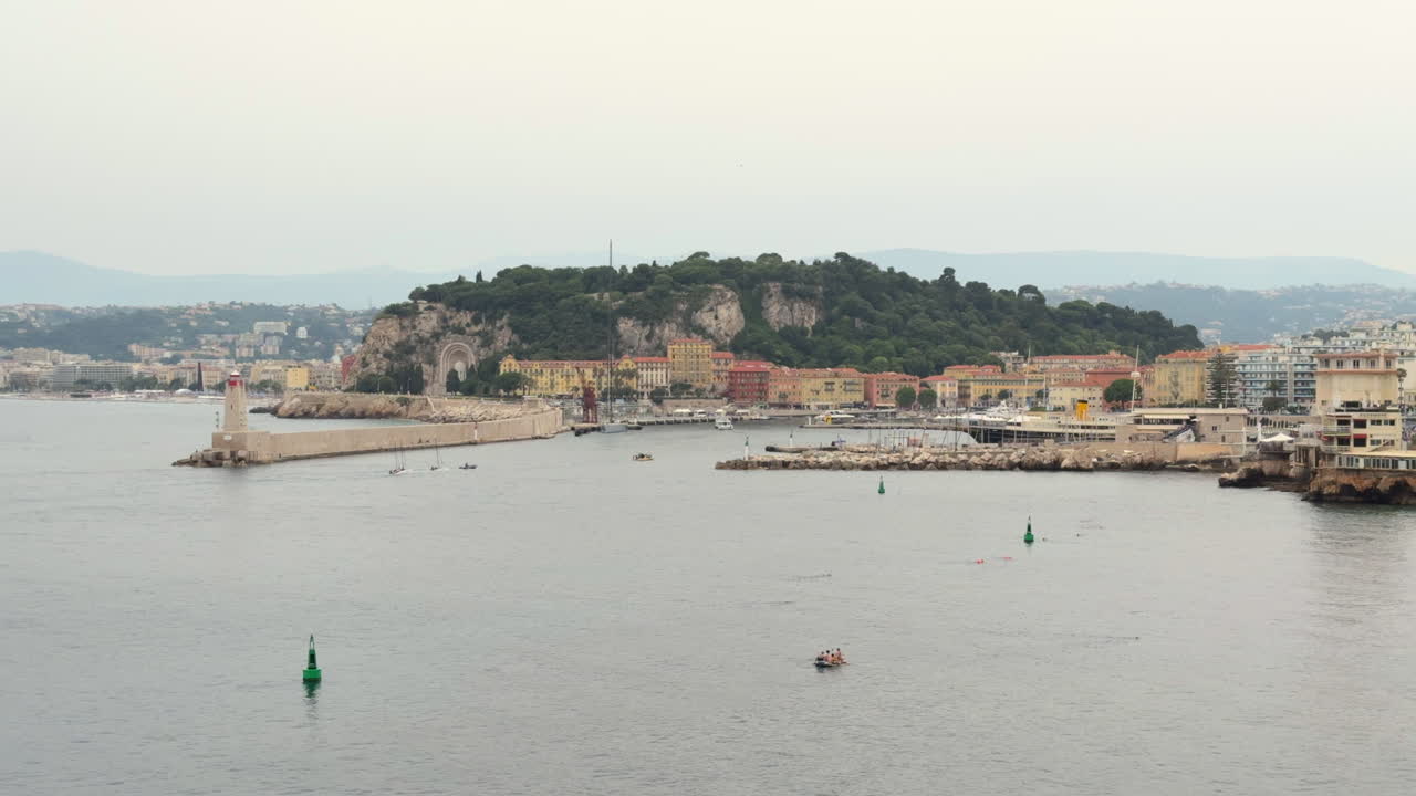 Nizza, Francia, paesaggio urbano e porto, giornata estiva nuvolosa in Costa Azzurra