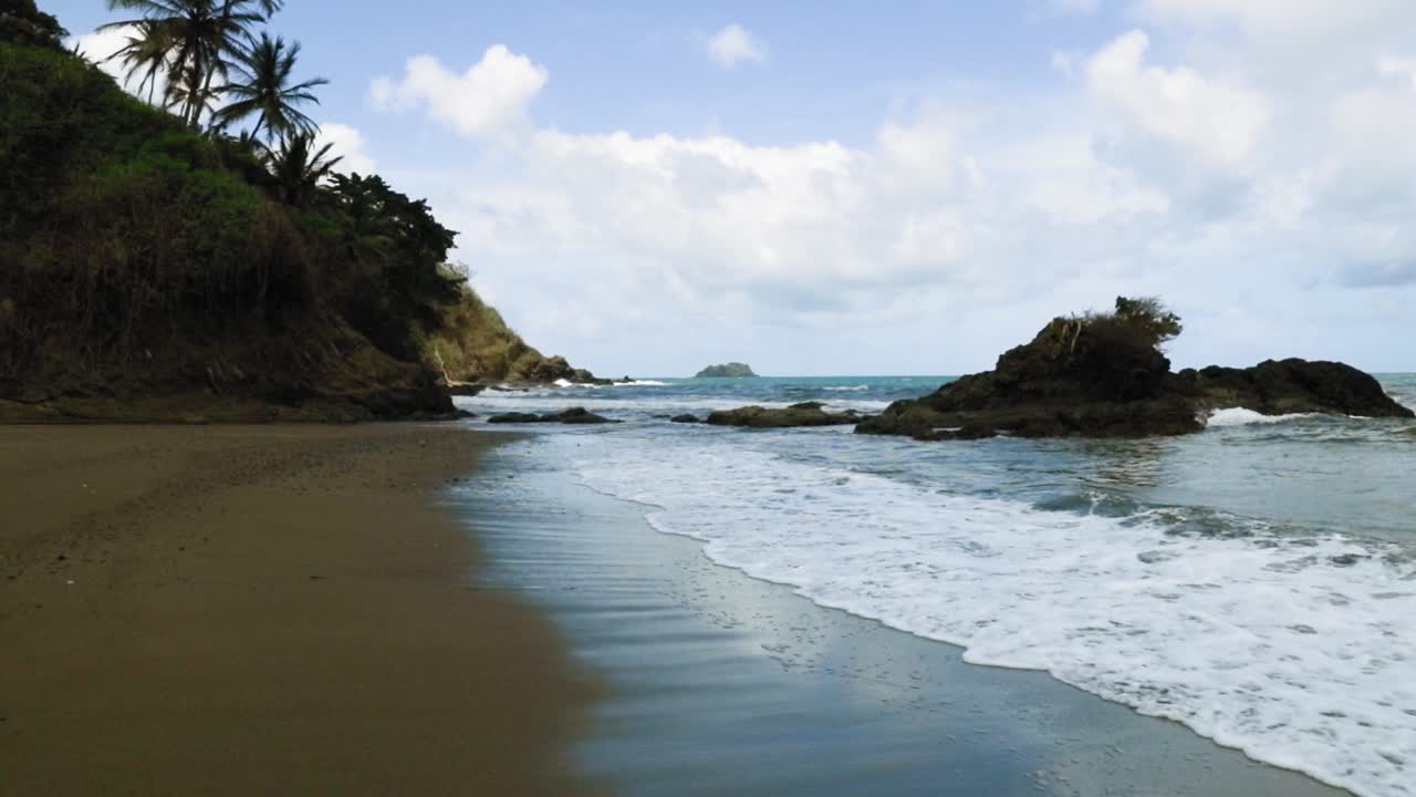 Pantai indah dengan air biru di Tobago, Hindia Barat