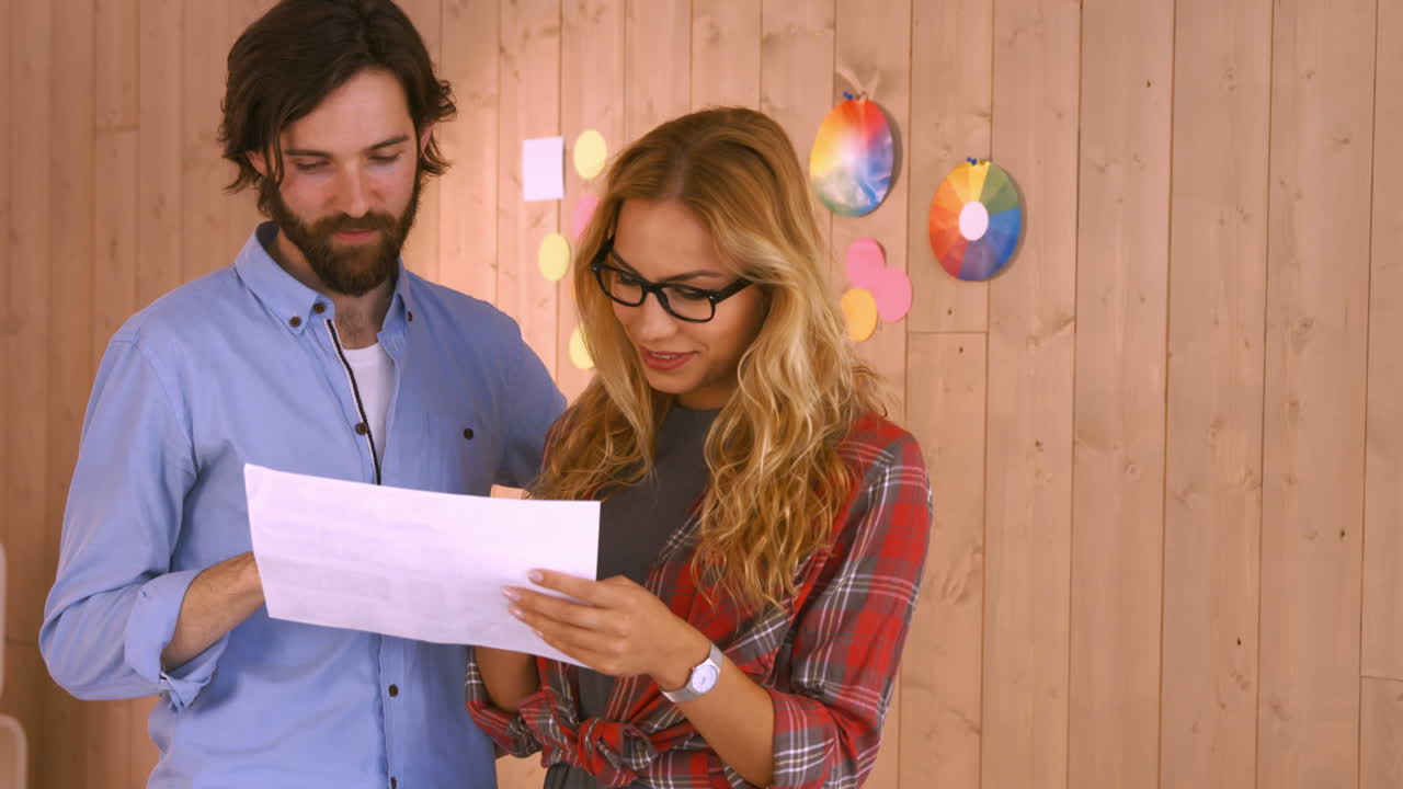 equipo creativo hablando y sonriendo