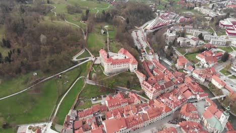 Cerrando-La-Foto-De-Un-Dron-De-Un-Castillo-Y-Museo-Skofja-Loka,-Eslovenia