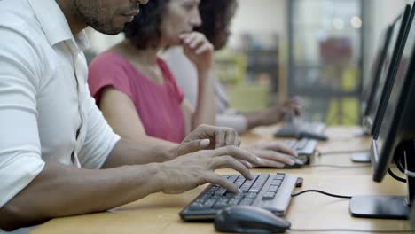 gerentes enfocados que trabajan con computadoras en la oficina