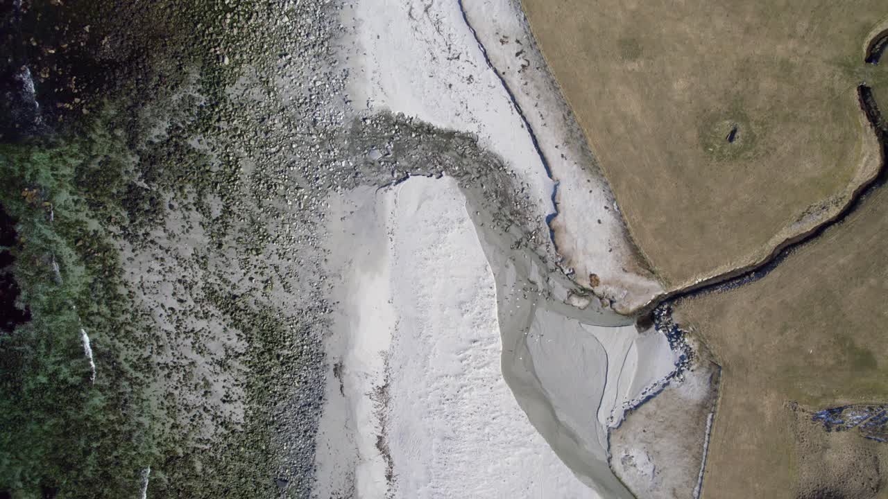 노르웨이 북부 로포텐에 있는 호클랜드 해변의 공중 조감도