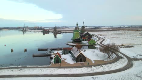 Green-windmill-in-Netherlands,-The-Crowned-Poelenburg-sawmill-in-Zaanse-Schans