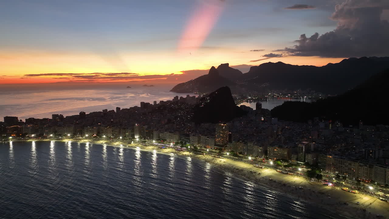 el horizonte del atardecer en la playa de copacabana río de janeiro brasil
