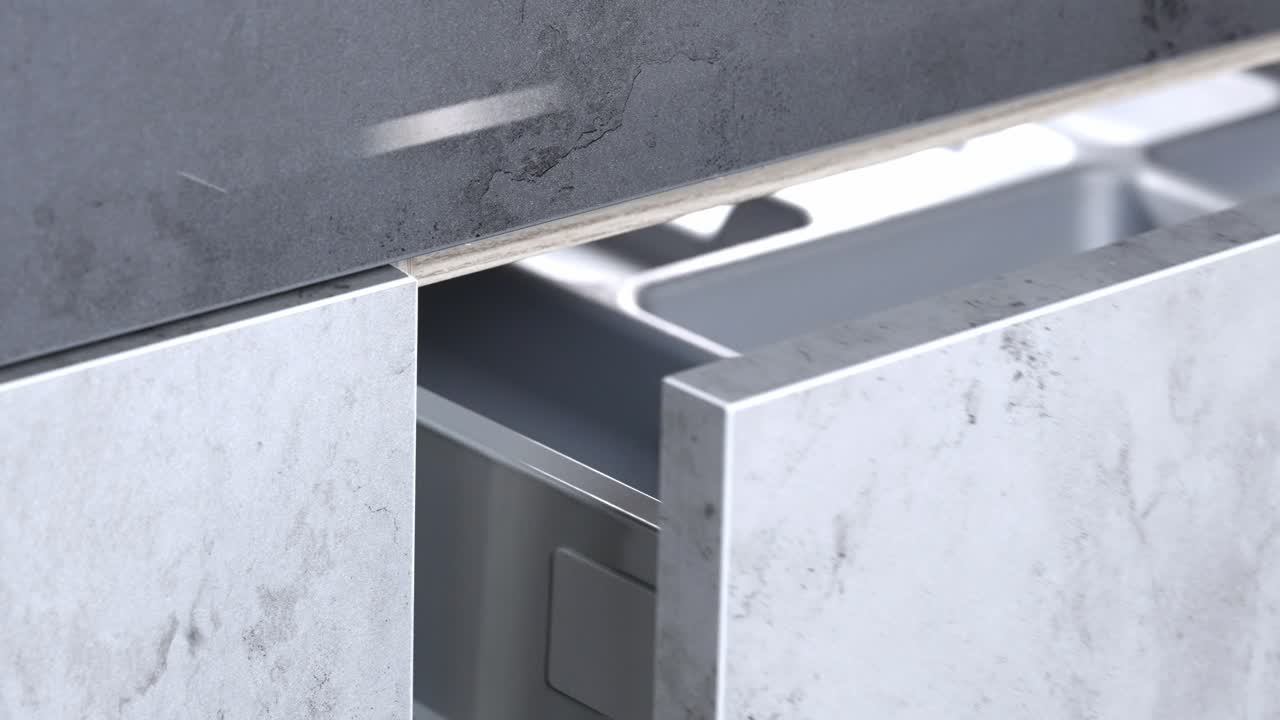 mujer con uñas pintadas abre y cierra el cajón del armario