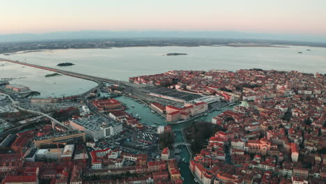 Dron-Dando-Vueltas-A-La-Estación-De-Tren-De-Venecia-Santa-Lucía