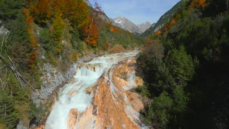 vuelo de un avión no tripulado sobre la colorida cascada de las montañas karwendel en el tirol austriaco, muy cerca de scharnitz, grabado en otoño