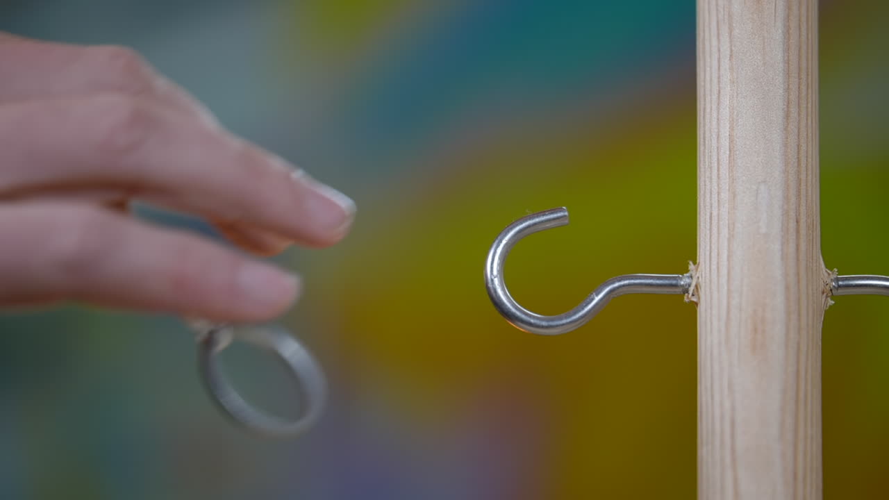 고리에 매달린 반지를 휘두르며 황소를 울리다 빈티지 복고풍 전략 기술 게임