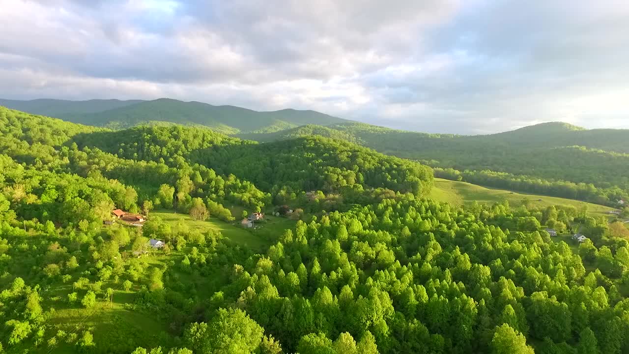 amanecer aéreo de montaña al amanecer luz dorada y colinas verdes y cielo azul en el valle de shenandoah, parte de la cadena montañosa blue ridge en virginia