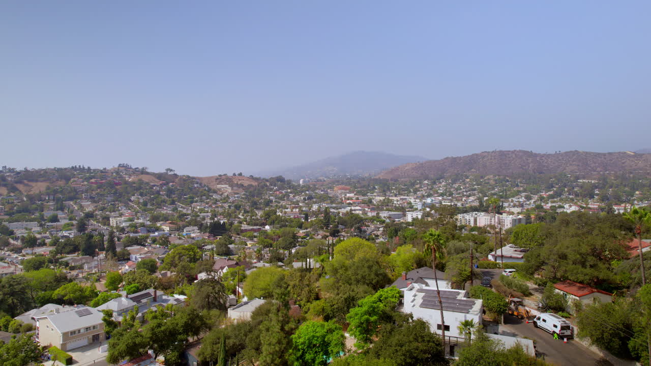 casas de sobrevuelo lento y vecindario de eagle rock en los ángeles, california en un hermoso día de verano