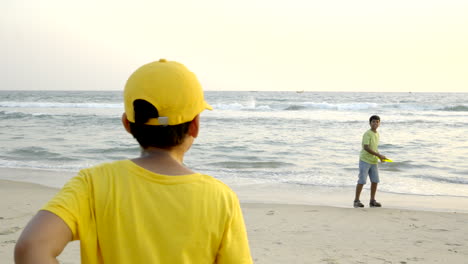 Boys-playing-frisbee-at-the-beach