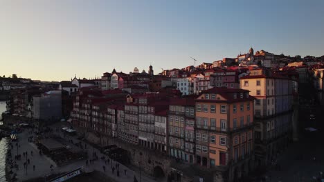 Impresionantes-Tomas-De-Drones-Al-Atardecer-Del-Río-Duero-En-El-Corazón-De-Oporto,-Portugal