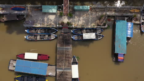 Vista-Aérea-De-Arriba-Hacia-Abajo-Del-Puerto-Deportivo-De-Barcos-En-Un-Canal-En-El-Distrito-De-Binh-Thanh-En-La-Ciudad-De-Ho-Chi-Minh,-Vietnam