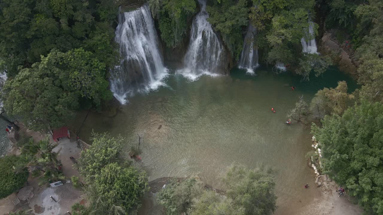 Cascate di Tamasopo, Messico, cascate naturali di acqua turchese, ripresa con drone.
