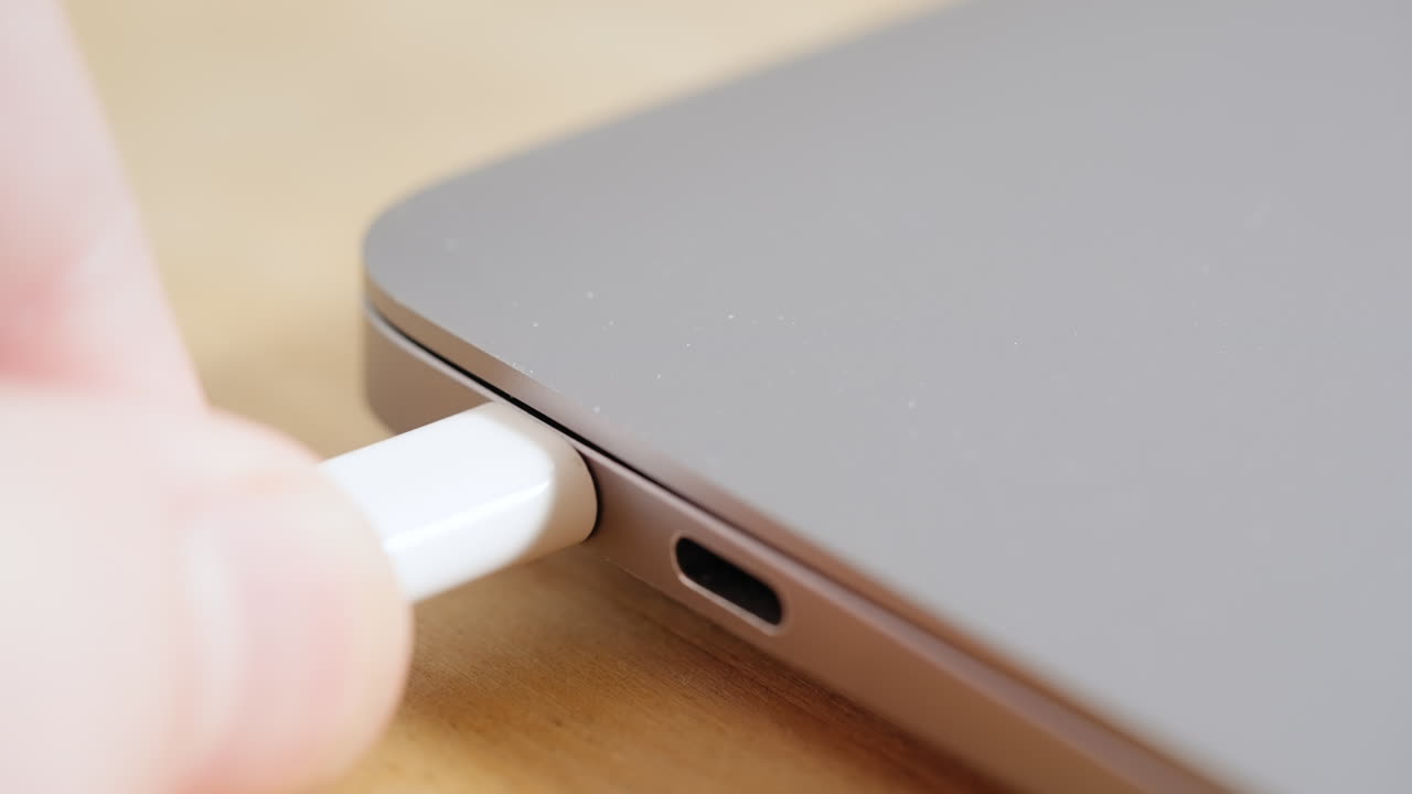 desenchufar el cable usb-c de la computadora portátil, cerrar