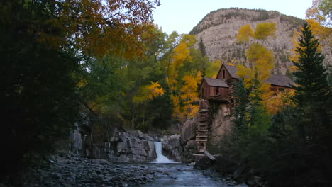 Sonnenuntergang-Goldene-Stunde-Colorado-Kristallmühle-Gebäude-Historisches-Wahrzeichen-Wasserfall-Kristallfluss-Marmor-Sonnenuntergang-Herbst-Herbst-Luftdrohne-Filmisch-Carbondale-Telluride-Aspen-Gunnison-County-Langsam-Vorwärts