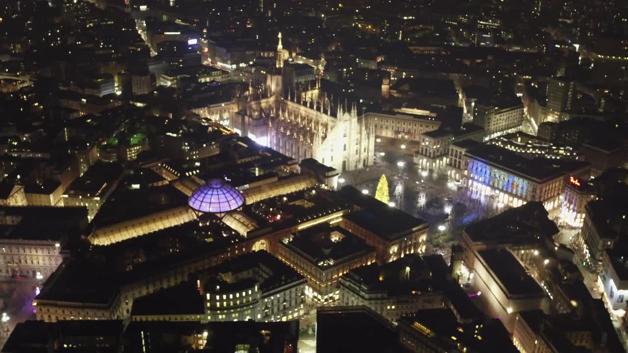 빛나는 도시의 불빛과 공중 전망을 갖춘 밤의 밀라노 대성당