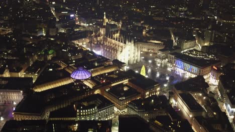 米蘭大教堂在夜晚與發光的城市燈光,空中景色