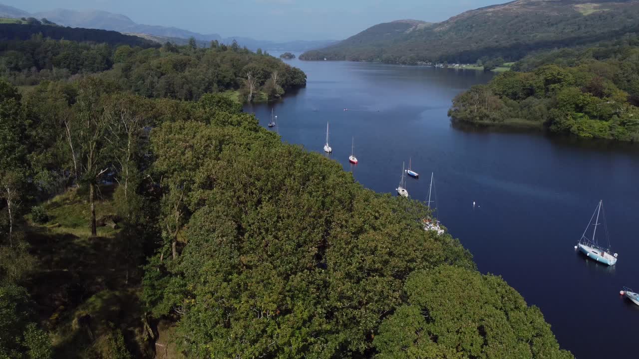 영국 브리아의 레이크 디스트릭트 (lake district) 에 있는 코니스톤 호수를 보여주는 드론 영상.