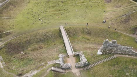 Drone-Vista-Aérea-Castillo-Acre-Priorato-Ruinas-Paso-Elevado-Norfolk