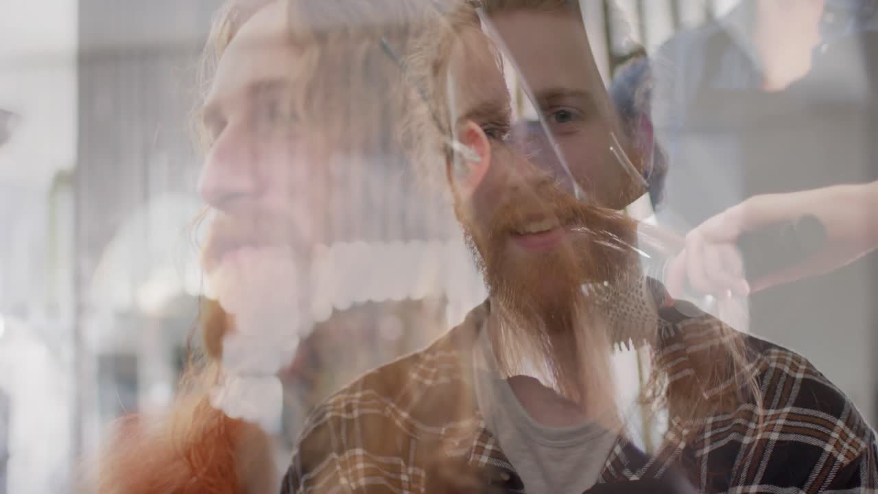 монтаж счастливых парикмахеров, стилистов, клиентов и владельцев бизнеса в парикмахерском салоне, в замедленном движении.