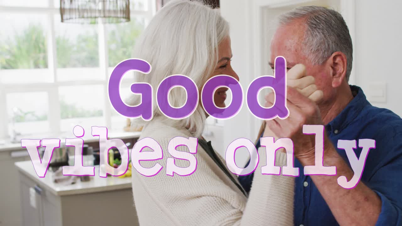 고령 백인 커플 춤추는 좋은 진동의 애니메이션 오직 텍스트