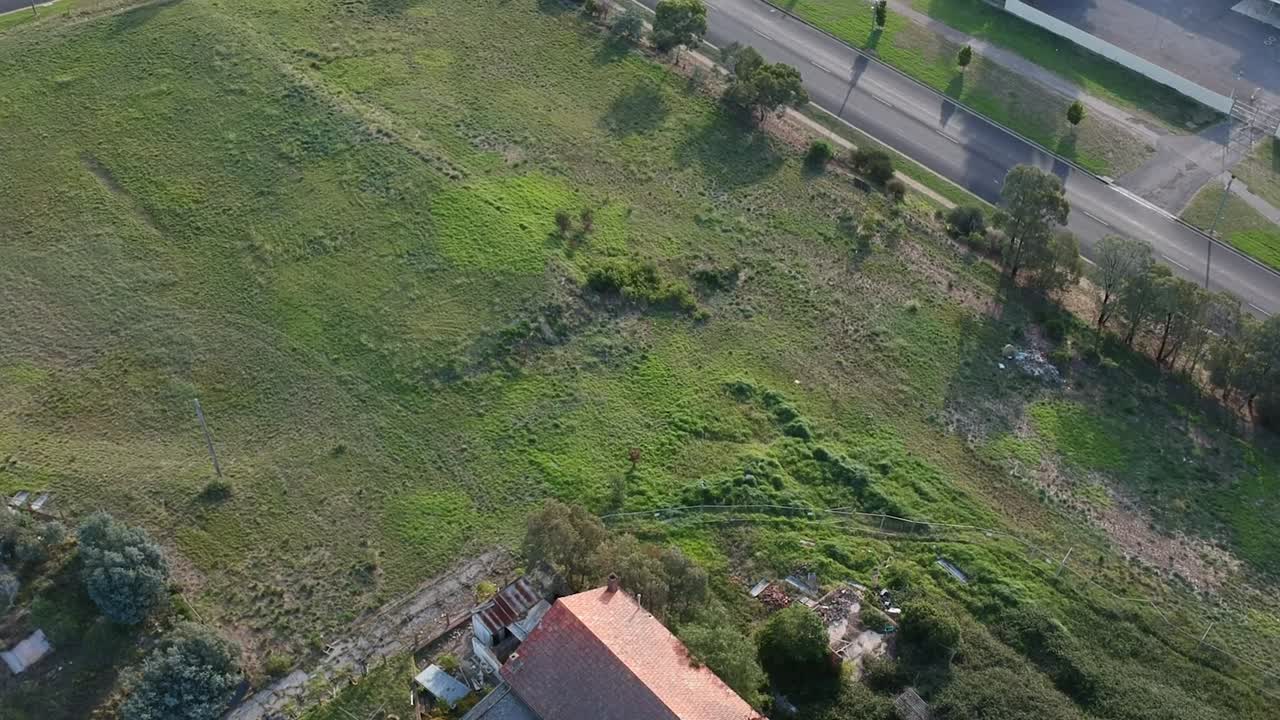 Sorvolando un edificio bruciato e abbandonato