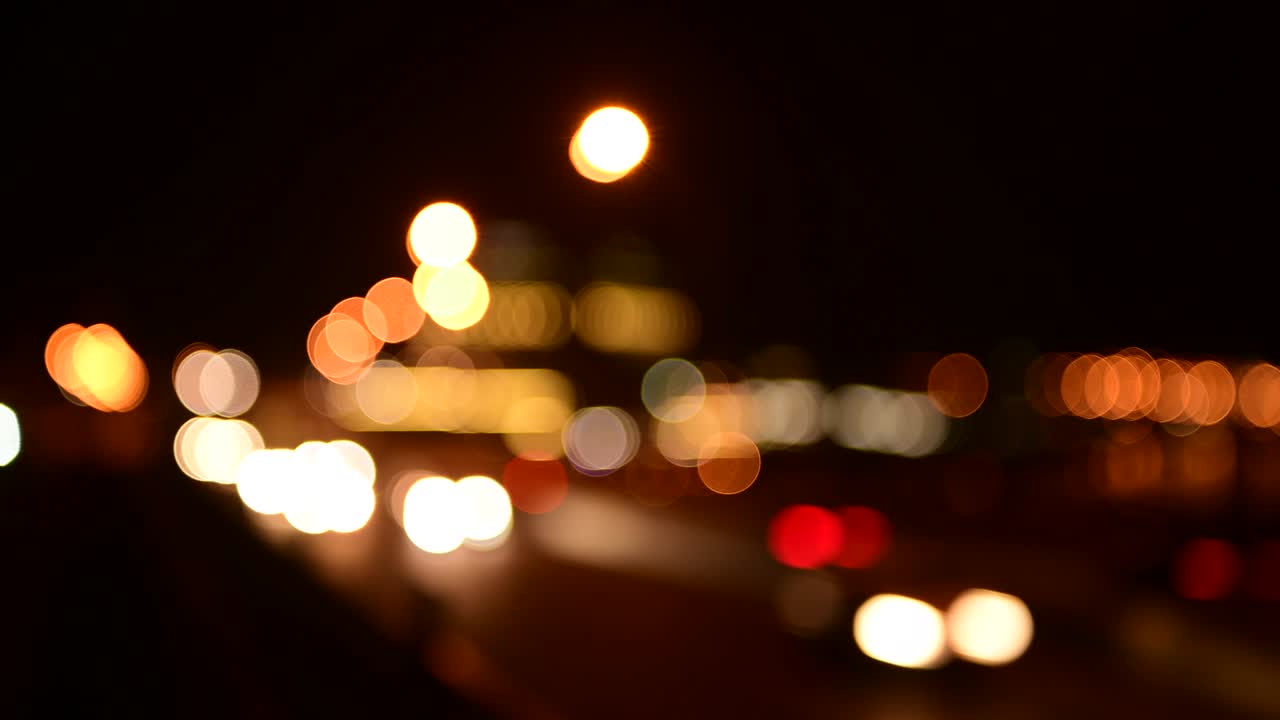 luz bokeh en la noche calle coche movimiento desenfocado