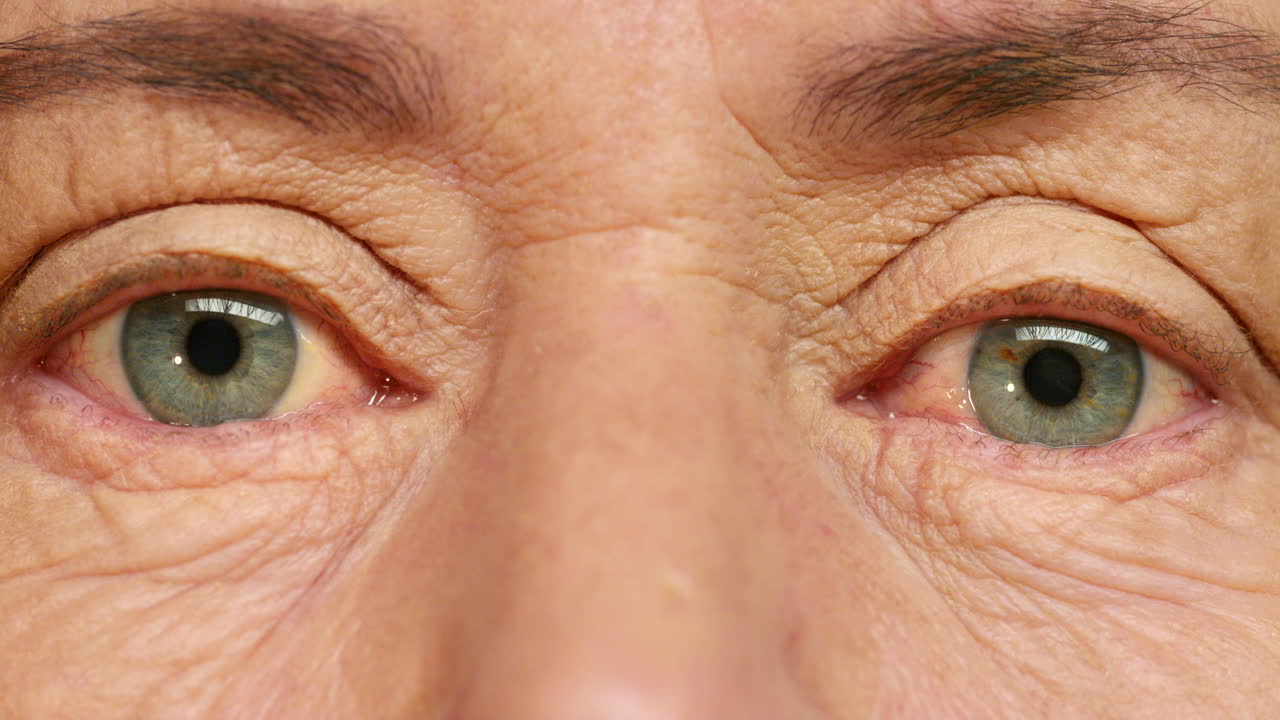 충격을 받은 노인의 초상화 눈 겁에 질려