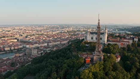 Gründung-Eines-Kreisenden-Drohnenschusses-Um-Die-Basilika-Von-Lyon-Und-Den-Sendeturm-Frankreich-Bei-Sonnenuntergang