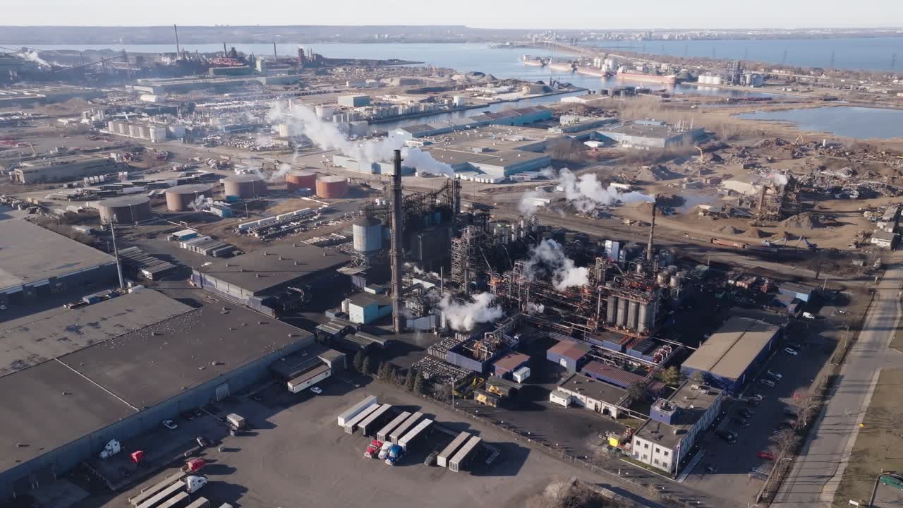 área industrial en hamilton, ontario con fábricas y chimeneas, vista aérea