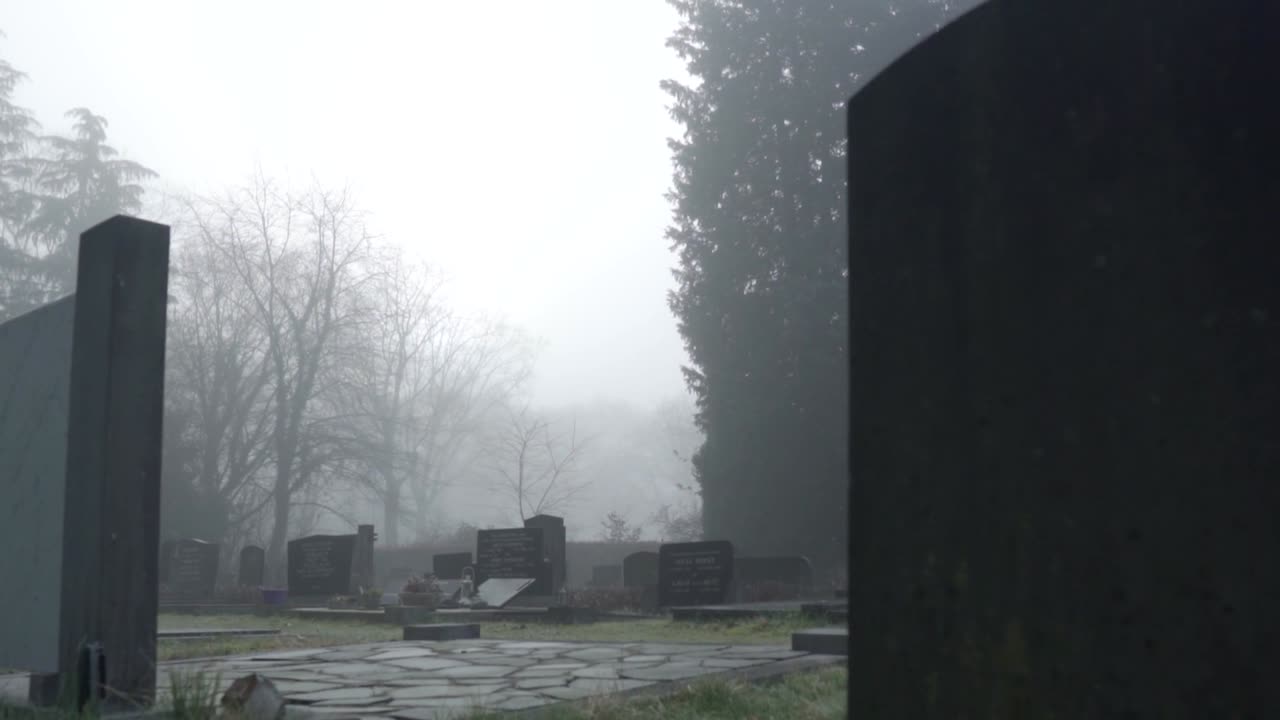 안개가 가득한 묘지 아침