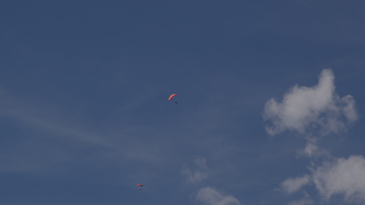 dos parapentes volando en un cielo azul