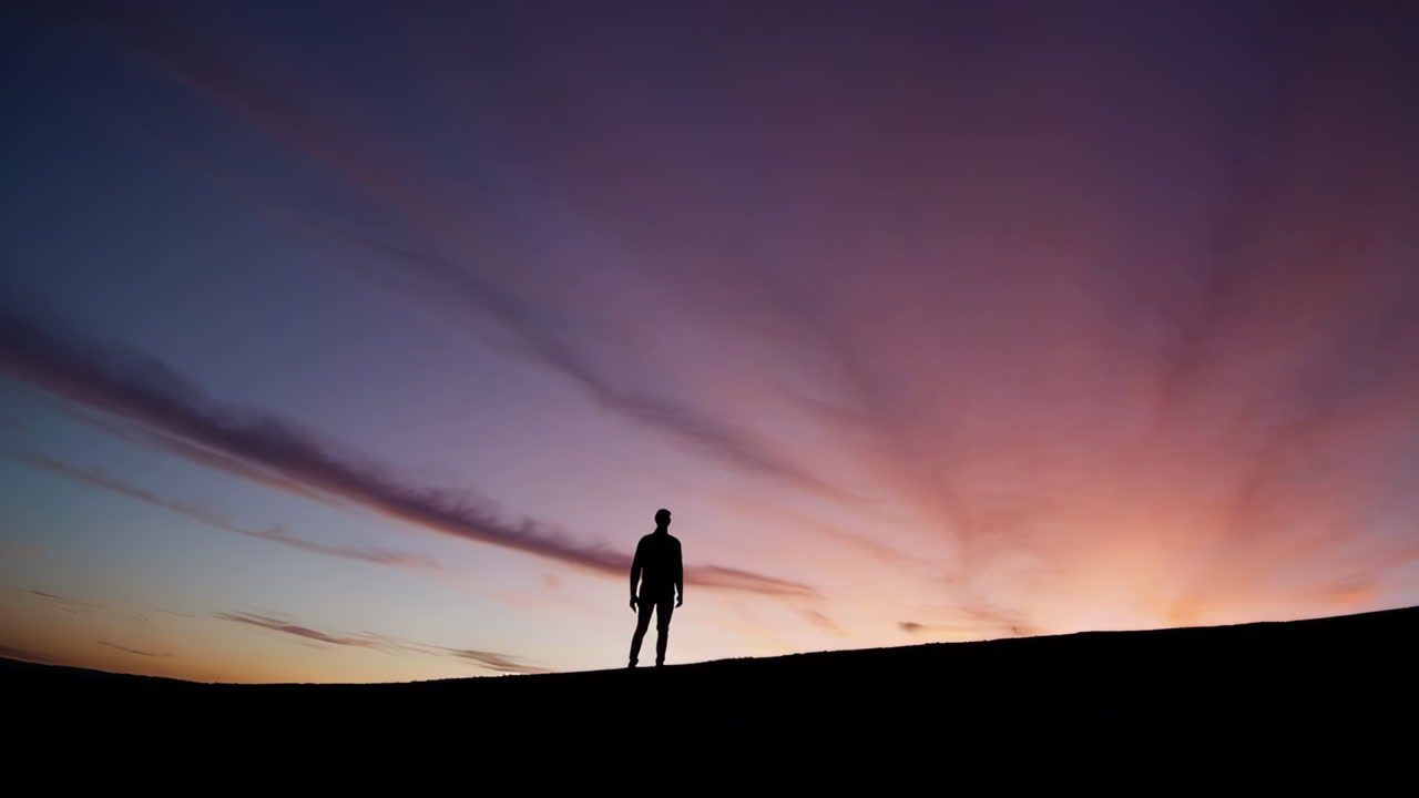 hombre contemplando el atardecer