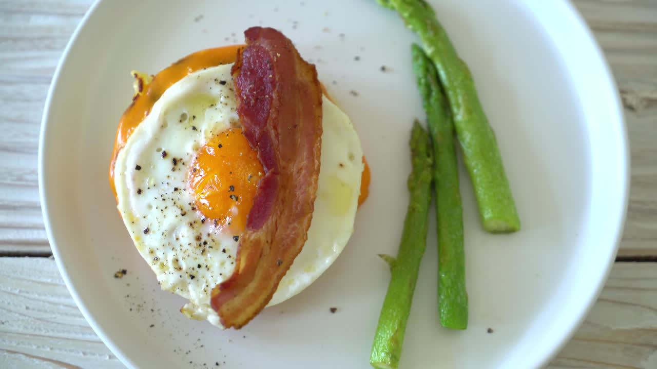 아침 식사로 팬케이크에 베이컨과 치즈를 곁들인 계란 후라이