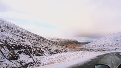 Conduciendo-A-Través-De-Hermosos-Paisajes-Nevados-En-Islandia-Mirando-Hacia-El-Valle